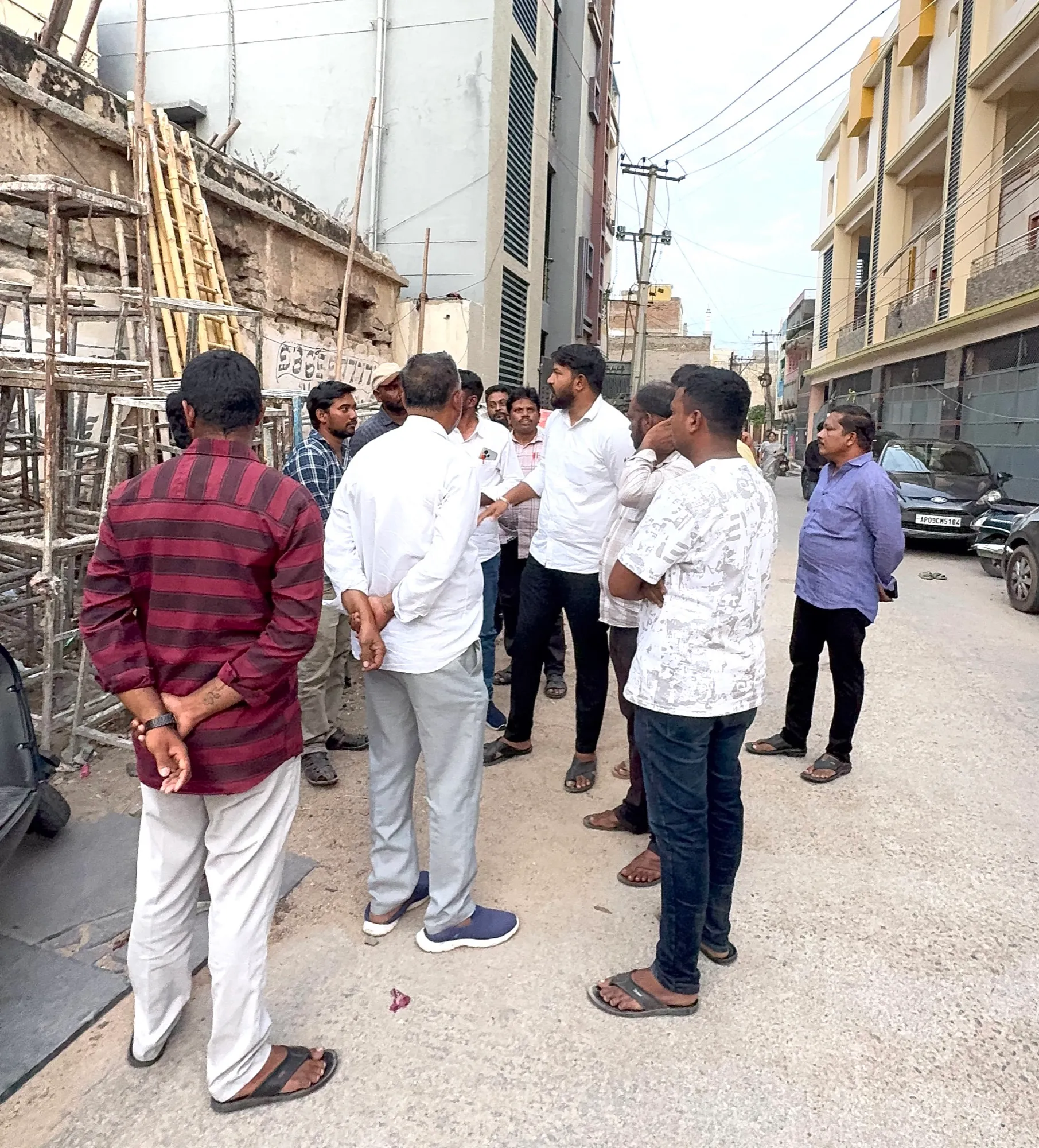 వీధిలో కలుసుకున్న స్థానికులు, పార్టీ కార్యకర్తలు