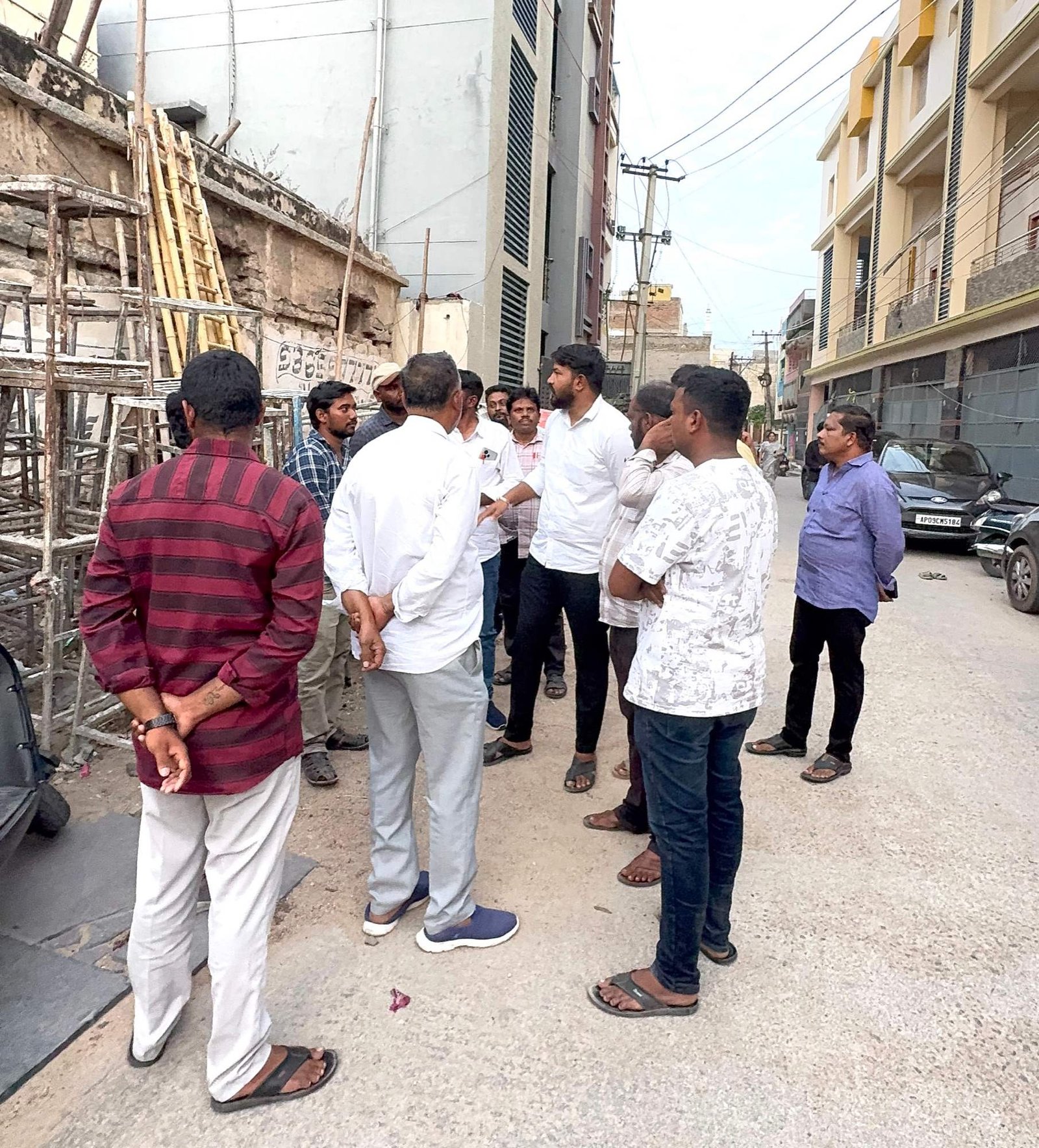 వీధిలో కలుసుకున్న స్థానికులు, పార్టీ కార్యకర్తలు