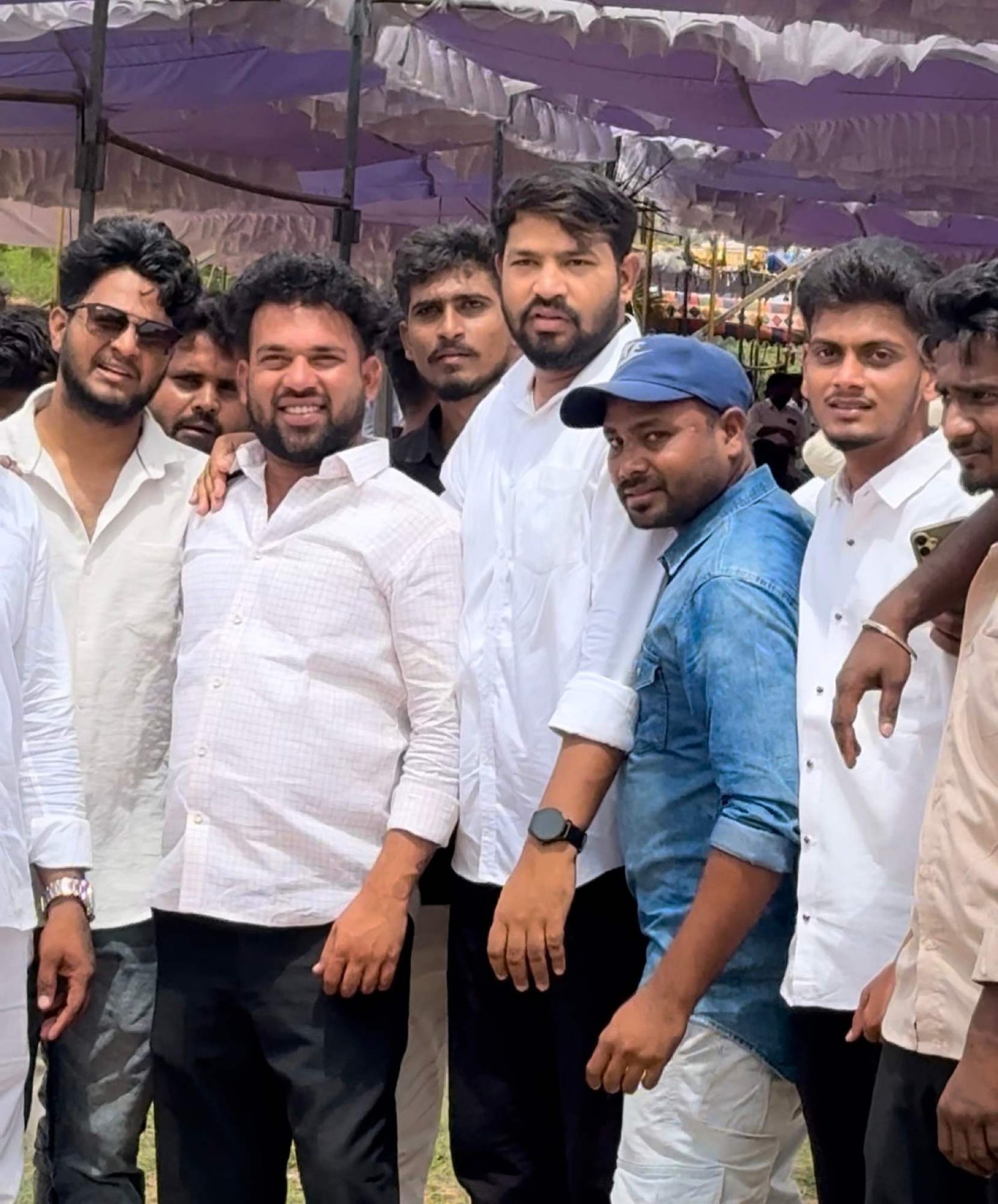 ప్రజా కార్యక్రమంలో గుమిగూడిన మద్దతుదారులు