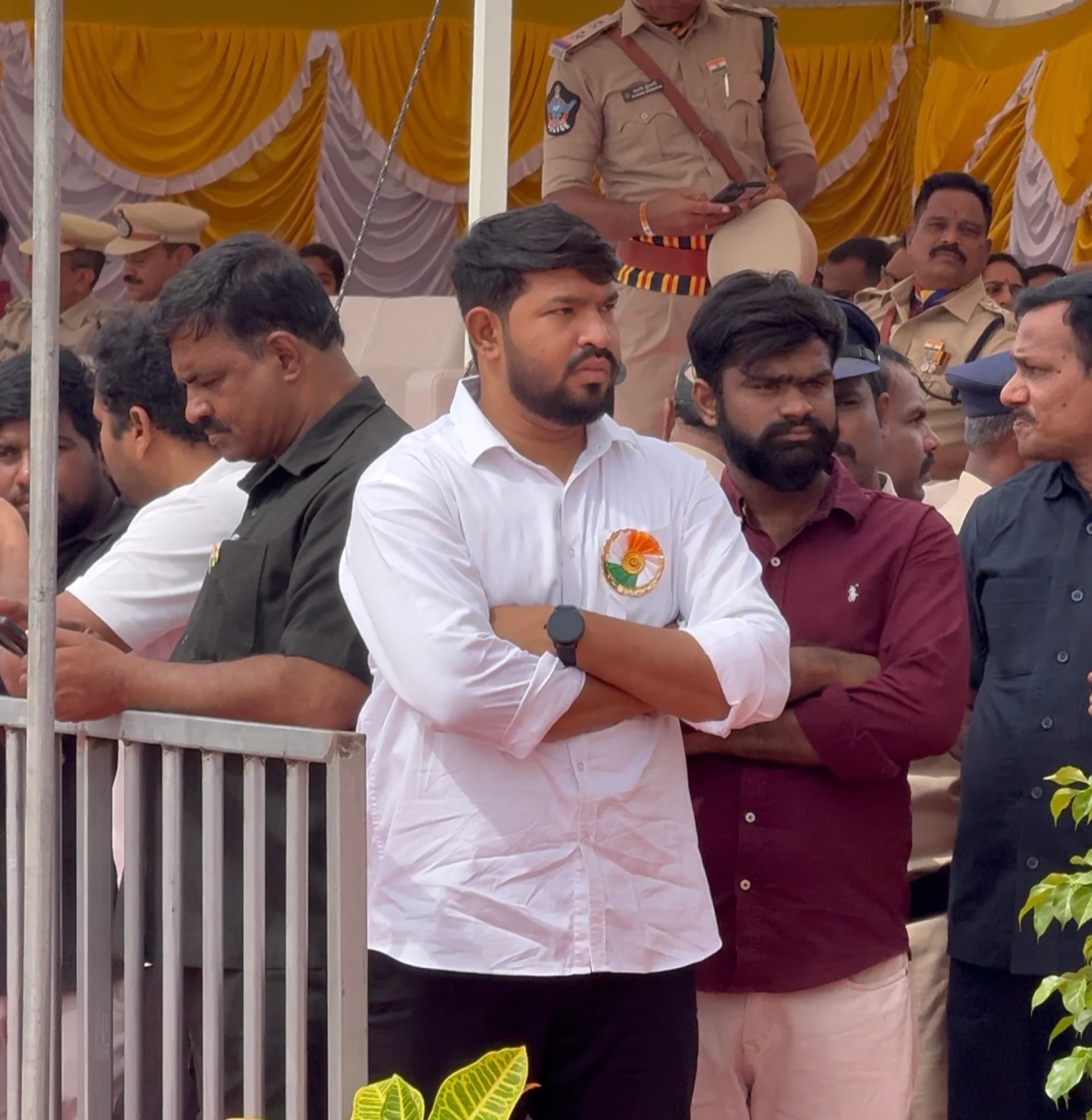 ప్రజా కార్యక్రమంలో నిలబడిన వ్యక్తులు