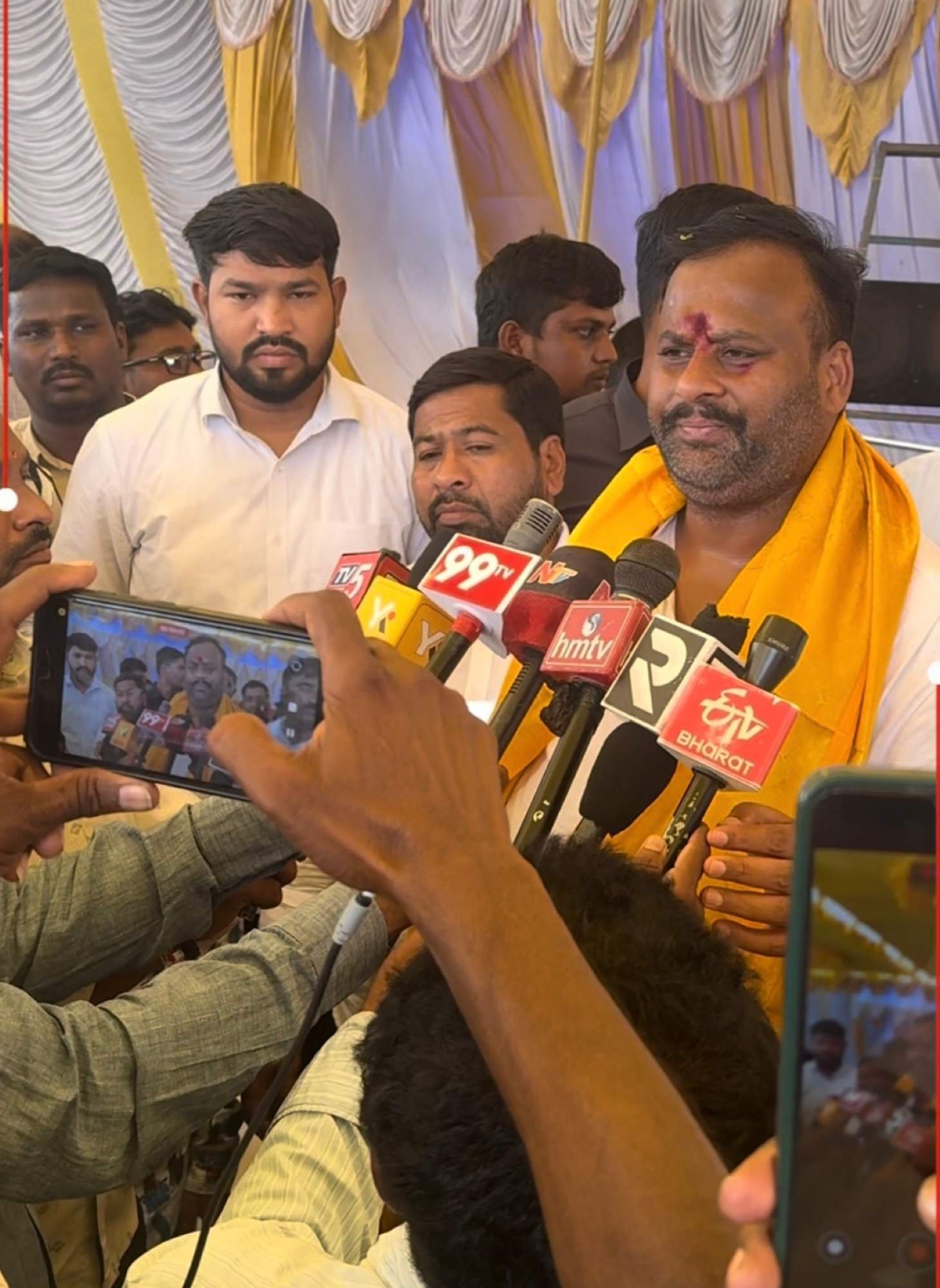 టెలివిజన్ విలేకరులతో మాట్లాడుతున్న నాయకులు