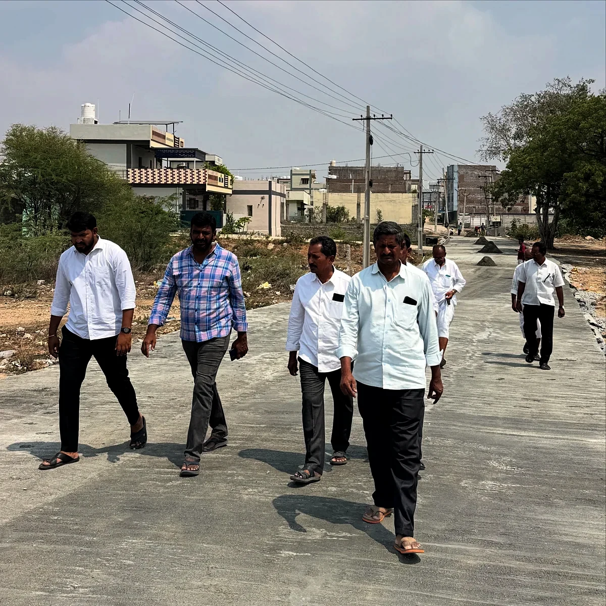 రోడ్డు పరిశీలనలో నడుస్తున్న కార్యకర్తలు